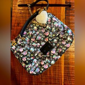🖤Betsy Johnson, Harper Rainbow, heart keychain crossbody or over shoulder.